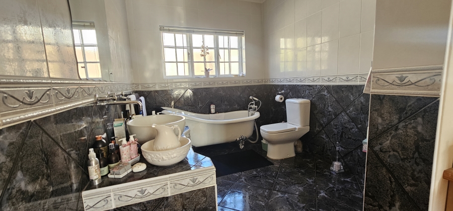 5 Bedroom Property for Sale in Middedorp Western Cape